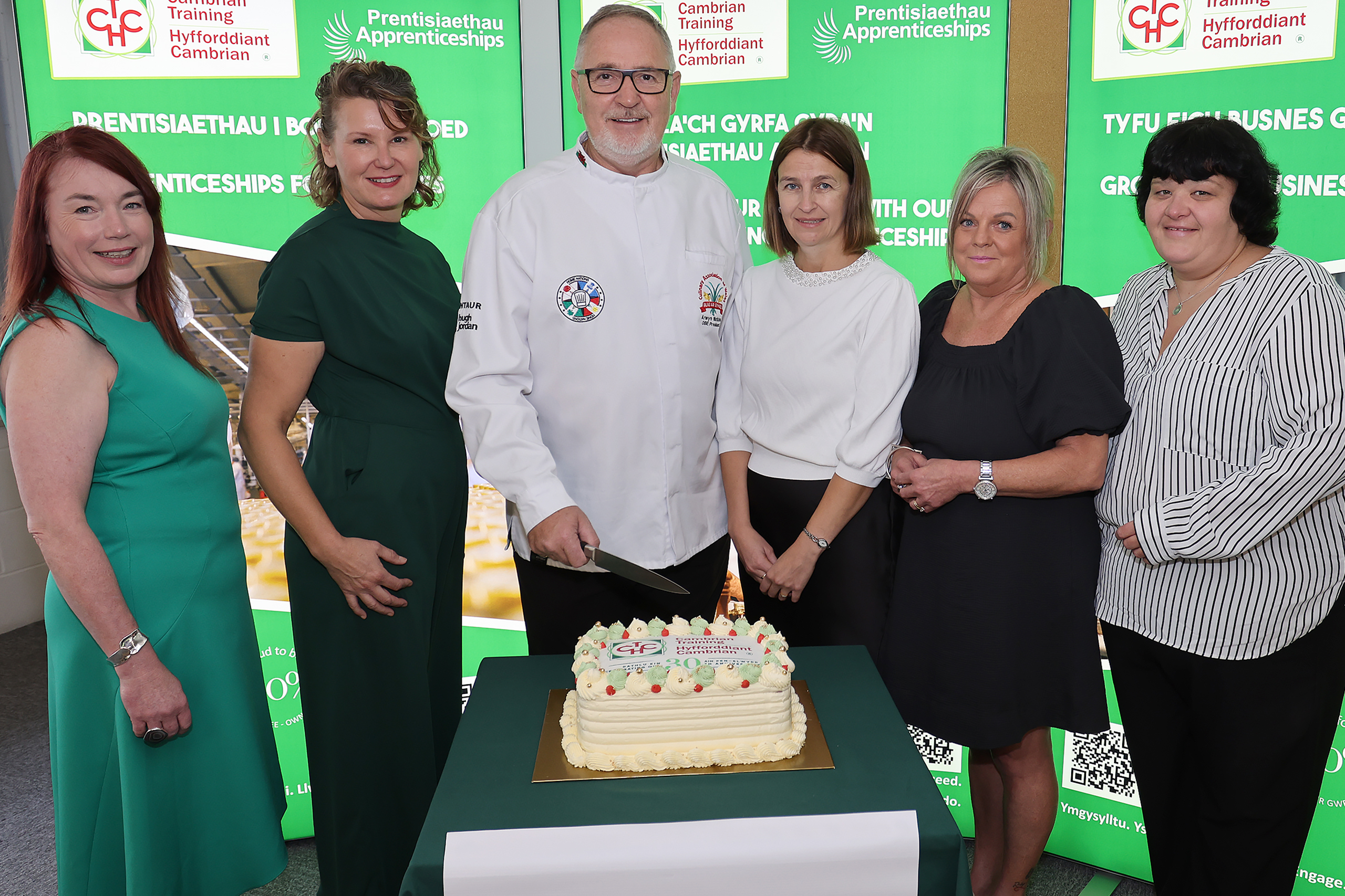 Cyfarwyddwyr CHC yn dathlu 30 mlynedd