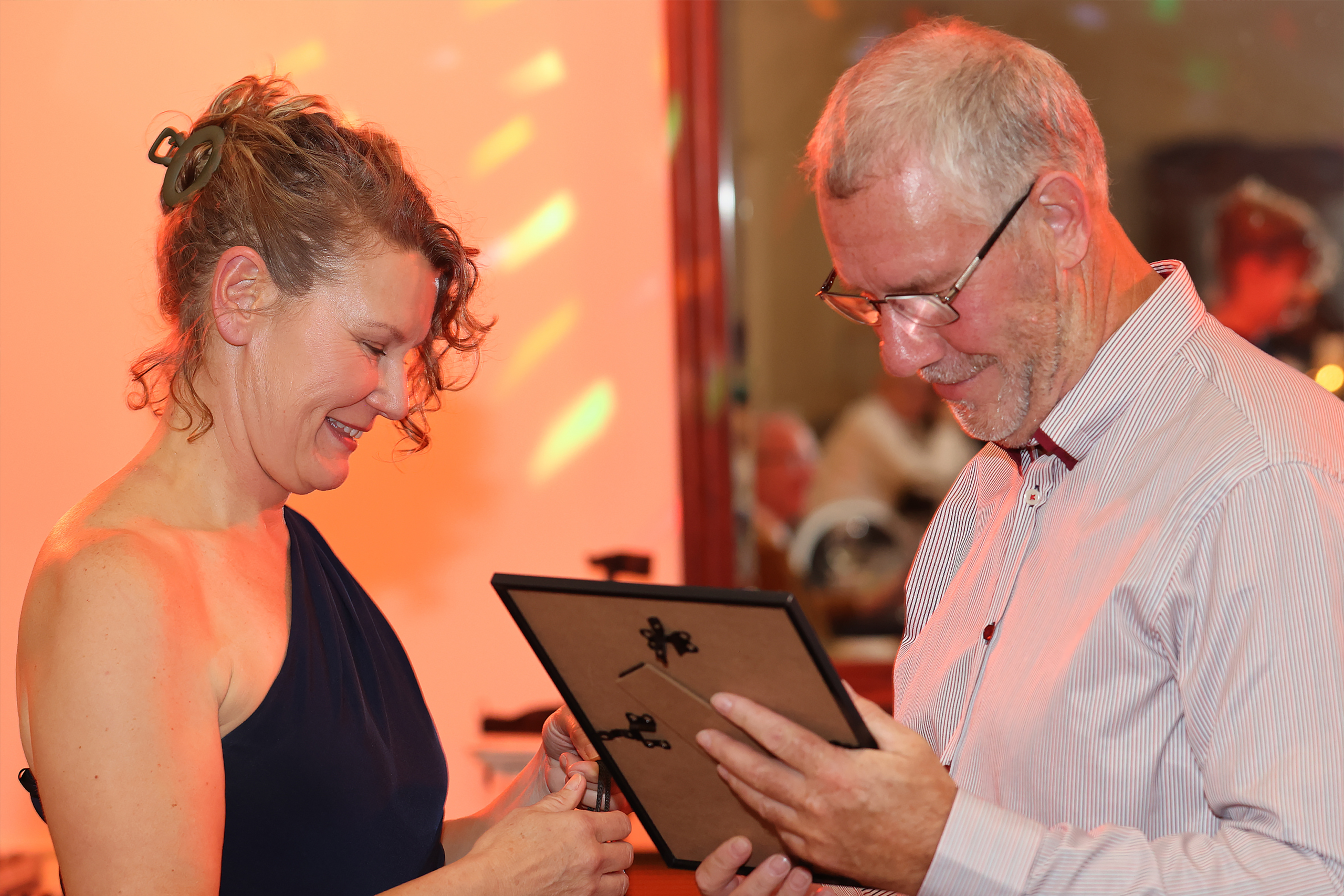 Stephen yn derbyn ei dystysgrif yn nodi ei 20 mlynedd