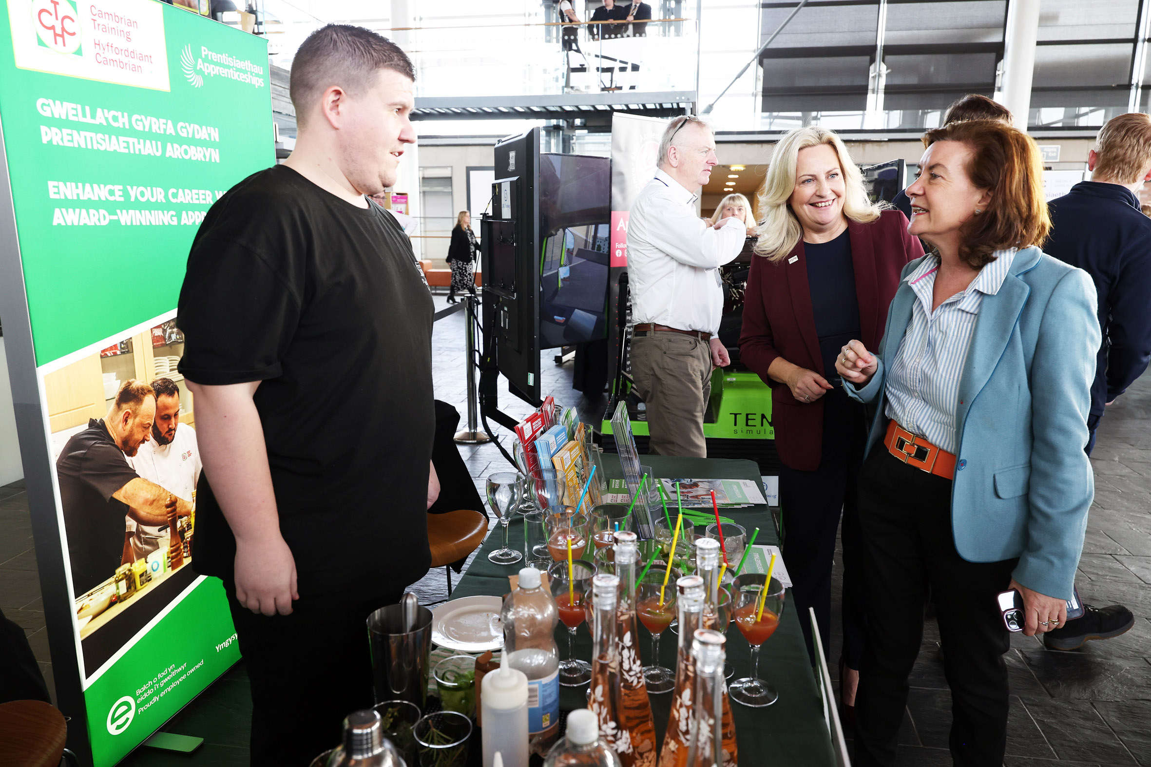 Cambrian Training Company apprentice Aaron Jones with First Minister Eluned Morgan at the Apprenticeship Fayre.